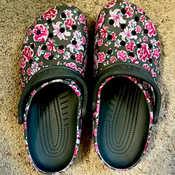 CROCS Shoes - Gray Classic Crocs Graphic Flower Design
